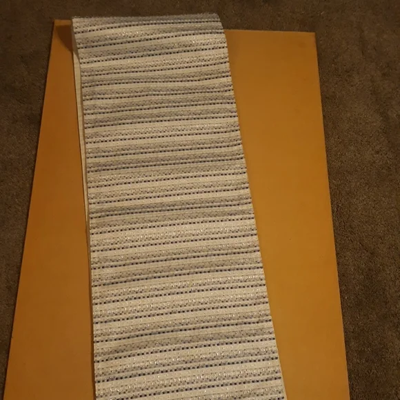 Table runner - Picture 3 of 6